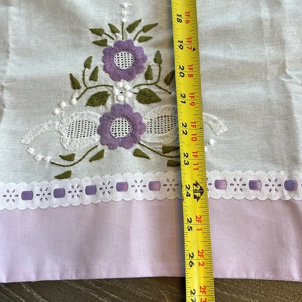 NWT Embroidered Flowers‎ Kitchen Linen